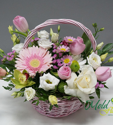 Basket with Light Pink Roses and Gerbera photo 394x433